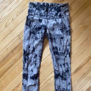 Lululemon Capris - Size 8 - side pockets - EUC